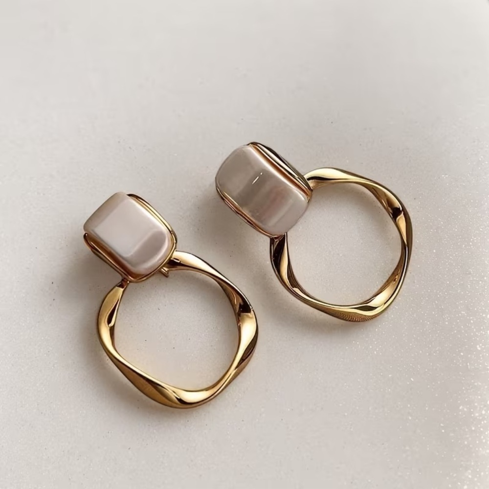 NEW Elegant Gold and White Hoop Earrings. Trendy Earrings. A7-228